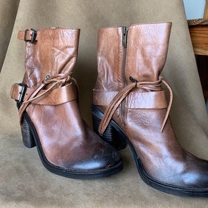 VINCE CAMUTO short boots